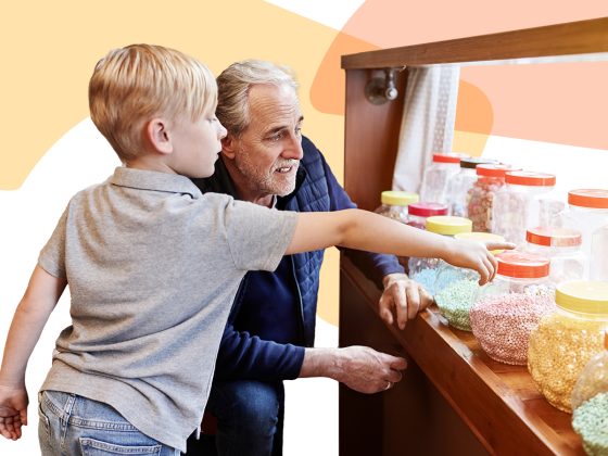 おかしを選んでる男の子とおじいさん