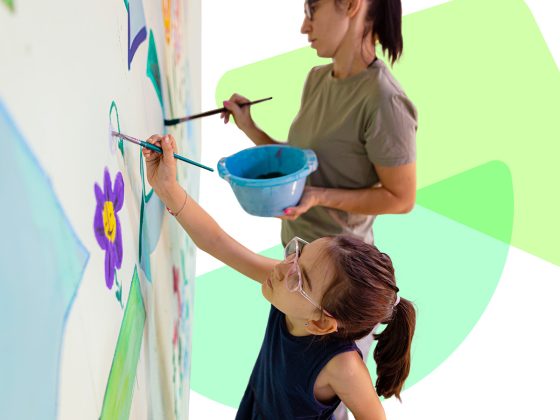 壁に絵を描いている女の子